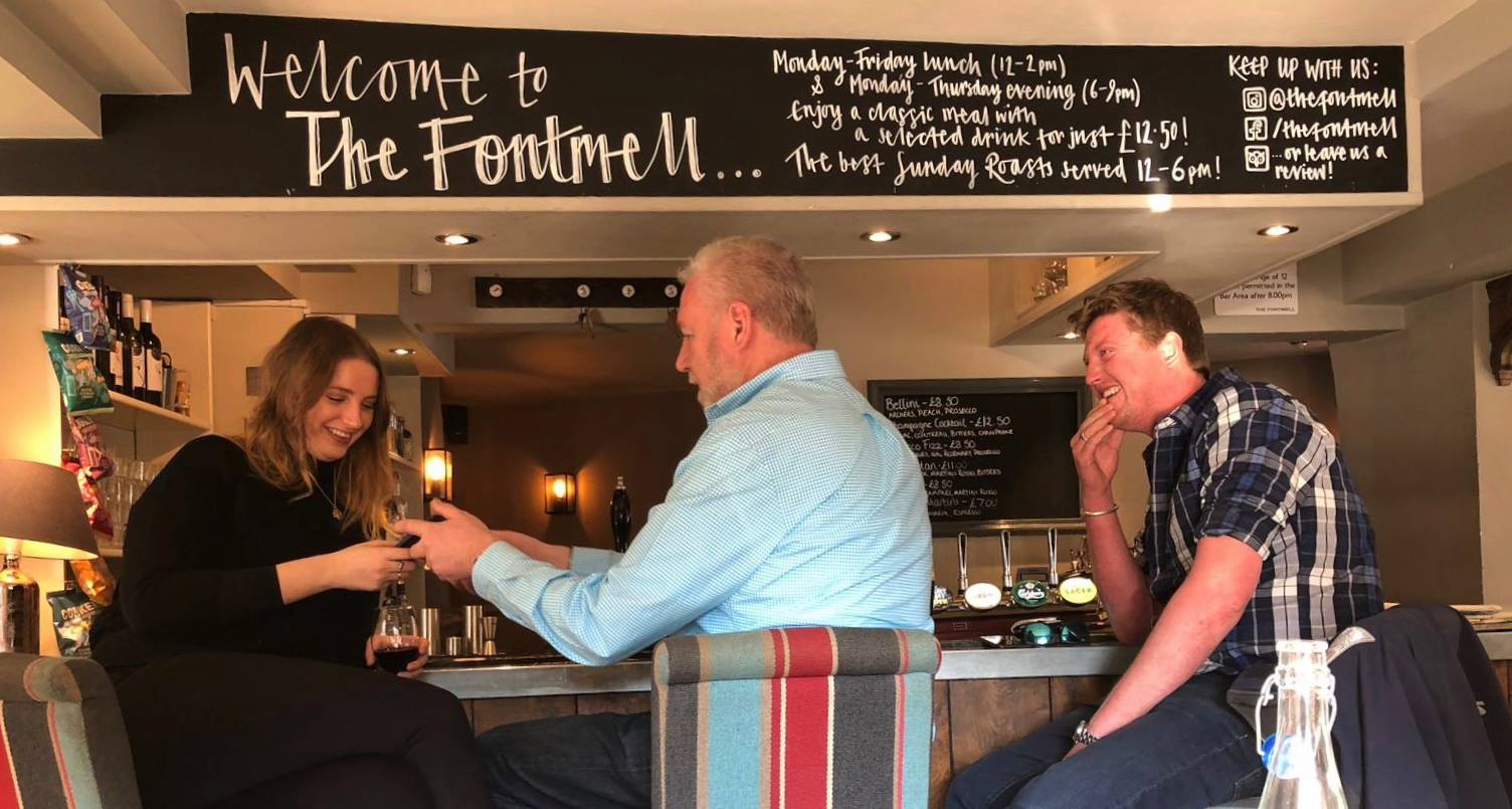at-the-bar-cropped-fontmell-arms-dorset-home-at-the-heart